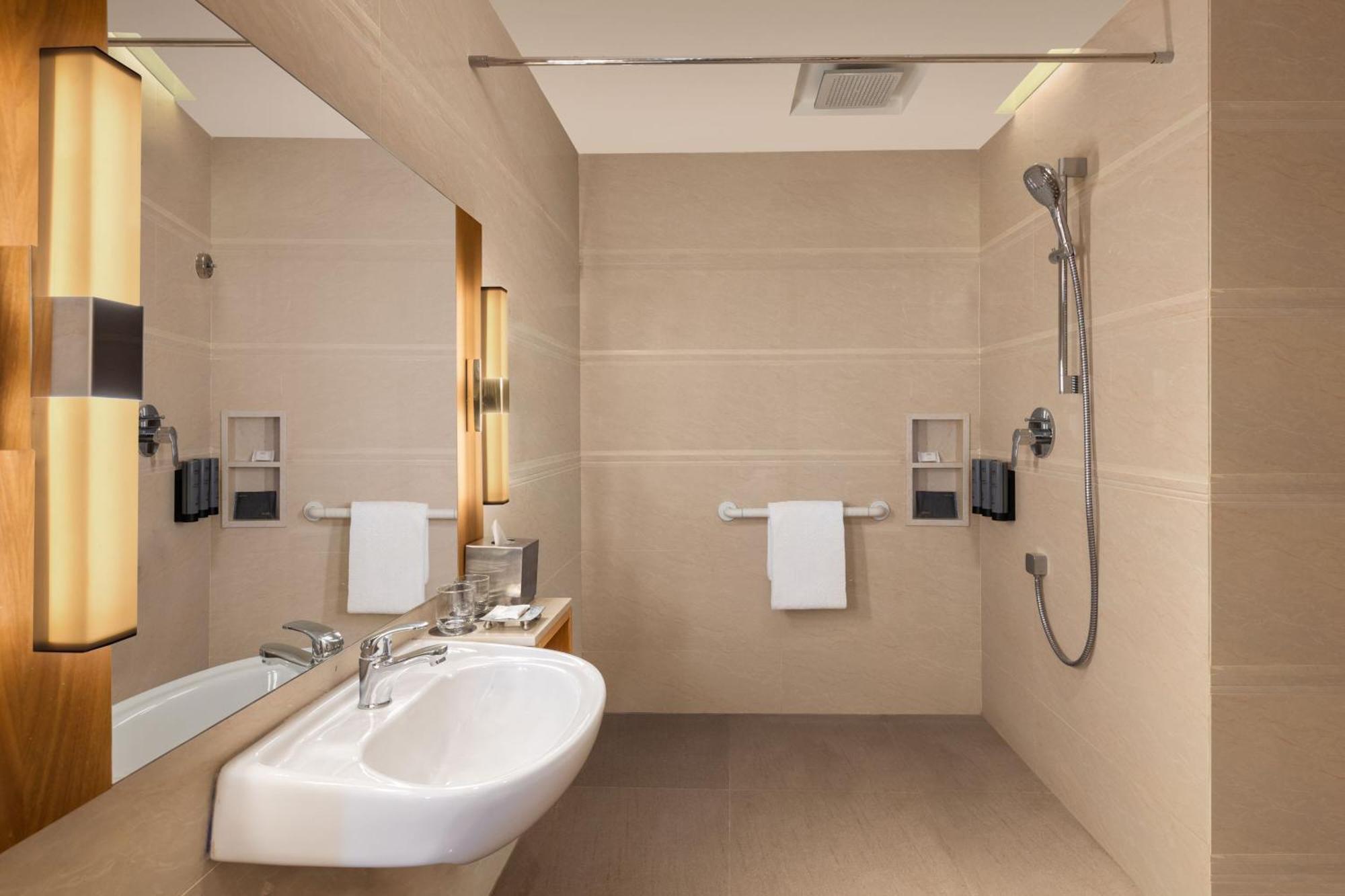 Courtyard By Marriott Tiruchirappalli Екстериор снимка